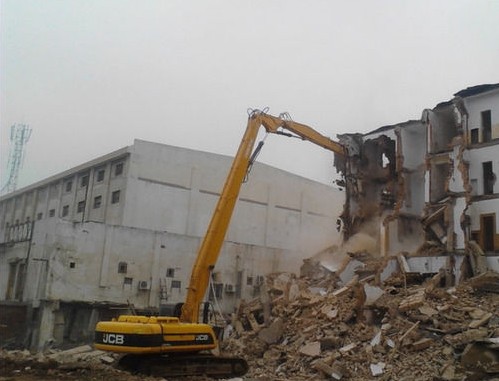 挖掘機拆樓臂.jpg